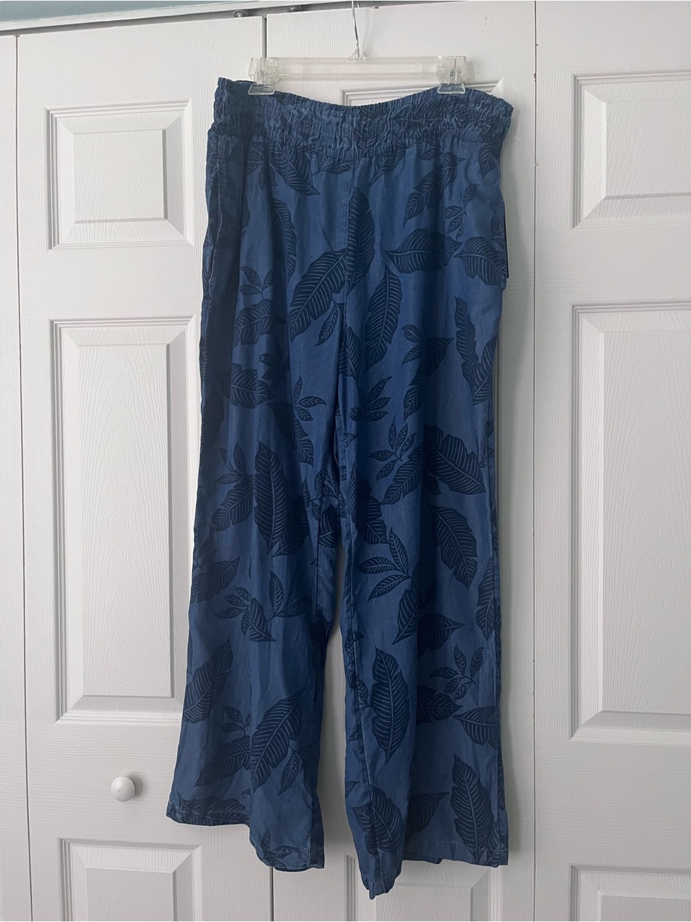 Wide-Leg Leaf-Print Pants in Blue - Women